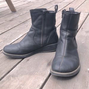 Merrell black leather booties, size 6.5